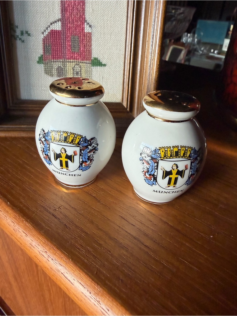 Munchen Crest Porcelain Salt and Pepper Shaker Set with Gold Trim